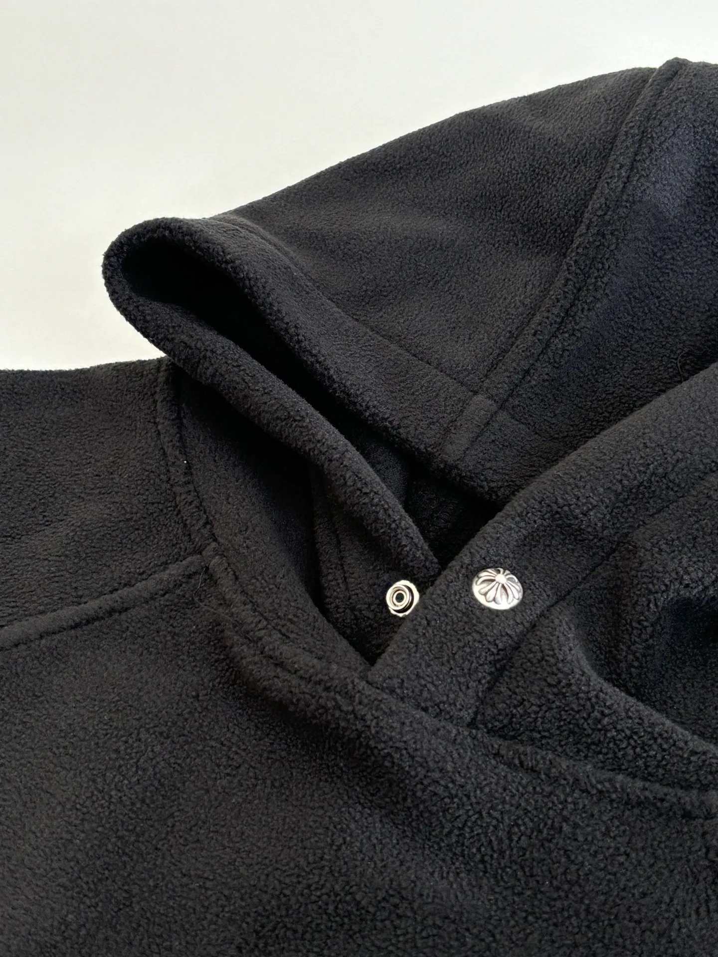 P410 Chrome Hear*/Chrome Heart 25 new autumn and winter embroidered double-sided brushed polar fleece hooded sweatshirt is rare in Chrome Heart's material selection. It uses terry and brushed fabrics to make it softer and warmer. Classic horseshoe embroidery on the chest. Made of imported lambskin. The crusaders flower four-button buckle on the collar and the melon beads at the hem are all genuine antique silver. Size: S/M/L
